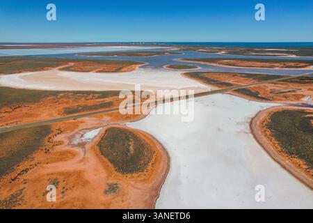 Blick aus der Vogelperspektive auf Salzteiche, umgeben von roter Erde und Wüstenlandschaft, Pilbara Region, Ashburton, Australien. Stockfoto