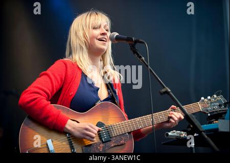 April 2010 - Vancouver, British Columbia, Kanada - Musiker ASHLEIGH BALL der kanadischen Rockband „Hey Ocean!“ Konzert bei der AMS Block Party der University of British Columbia 2010. (Bild: © David Zhang/ZUMA Press) Stockfoto
