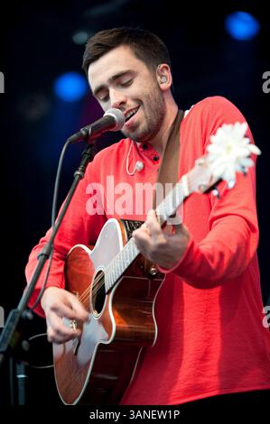 15. April 2010: Vancouver, British Columbia, Kanada: Der kanadische Sänger und Songwriter MICHAEL BERNARD FITZGERALD konzertierte 2010 bei der AMS Block Party der University of British Columbia. (Bild: © David Zhang/ZUMA Press) Stockfoto