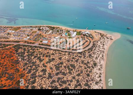 Blick aus der Vogelperspektive auf den wunderschönen Sandstrand und das ruhige Meer in Monkey Mia, Shark Bay, Gascoyne Region, Australien. Stockfoto