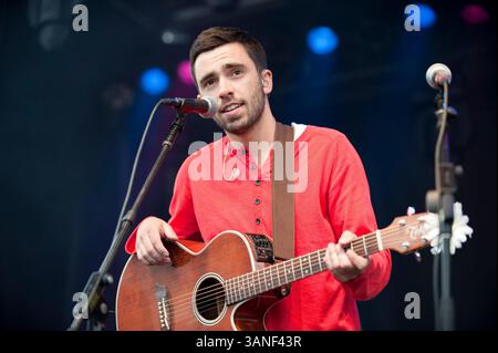 15. April 2010: Vancouver, British Columbia, Kanada: Der kanadische Sänger und Songwriter MICHAEL BERNARD FITZGERALD konzertierte 2010 bei der AMS Block Party der University of British Columbia. (Bild: © David Zhang/ZUMA Press) Stockfoto