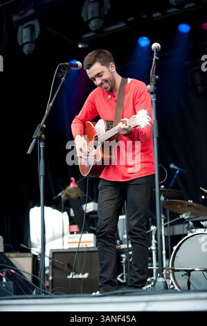 15. April 2010: Vancouver, British Columbia, Kanada: Der kanadische Sänger und Songwriter MICHAEL BERNARD FITZGERALD konzertierte 2010 bei der AMS Block Party der University of British Columbia. (Bild: © David Zhang/ZUMA Press) Stockfoto