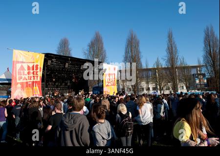 15. April 2010: Vancouver, British Columbia, Kanada: Die kanadische Rockband Barenaked Ladies tritt 2010 bei der AMS Block Party der University of British Columbia auf. (Bild: © David Zhang/ZUMA Press) Stockfoto