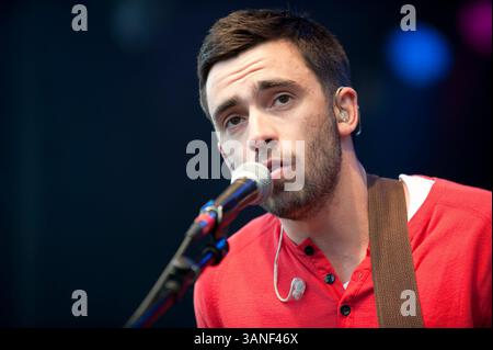 15. April 2010: Vancouver, British Columbia, Kanada: Der kanadische Sänger und Songwriter MICHAEL BERNARD FITZGERALD konzertierte 2010 bei der AMS Block Party der University of British Columbia. (Bild: © David Zhang/ZUMA Press) Stockfoto