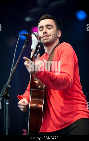15. April 2010: Vancouver, British Columbia, Kanada: Der kanadische Sänger und Songwriter MICHAEL BERNARD FITZGERALD konzertierte 2010 bei der AMS Block Party der University of British Columbia. (Bild: © David Zhang/ZUMA Press) Stockfoto