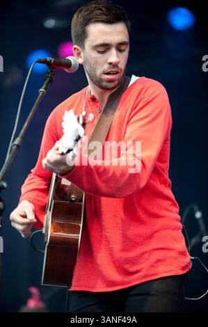 15. April 2010: Vancouver, British Columbia, Kanada: Der kanadische Sänger und Songwriter MICHAEL BERNARD FITZGERALD konzertierte 2010 bei der AMS Block Party der University of British Columbia. (Bild: © David Zhang/ZUMA Press) Stockfoto