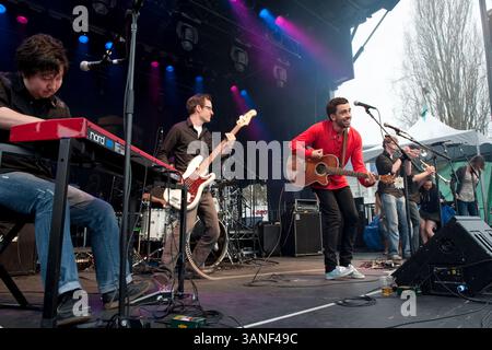15. April 2010: Vancouver, British Columbia, Kanada: Der kanadische Sänger und Songwriter MICHAEL BERNARD FITZGERALD konzertierte 2010 bei der AMS Block Party der University of British Columbia. (Bild: © David Zhang/ZUMA Press) Stockfoto