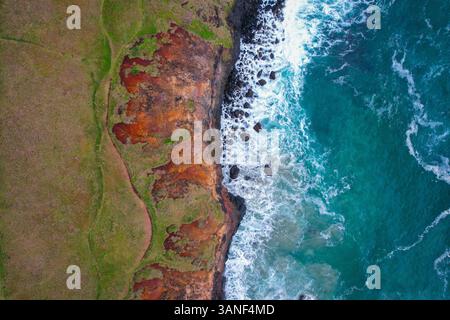 Luftaufnahme der felsigen Küste mit Wellen und Klippen am Lennox Point Headland, Lennox Head, New South Wales, Australien. Stockfoto