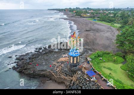 Aus der Vogelperspektive auf den wunderschönen Pererenan Beach, Babadan Beach, Gajah Mina Statue, Kabupaten Badung, Bali, Indonesien. Stockfoto