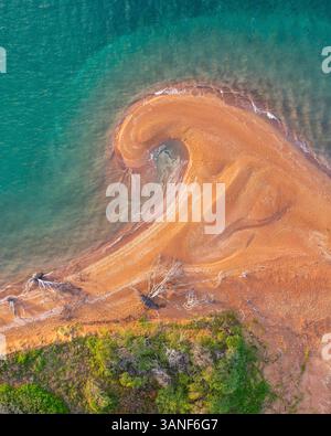 Luftaufnahme abstrakter Formen über Round Island, Hervey Bay, Queensland, Australien. Stockfoto