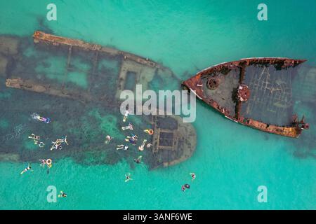 Aus der Vogelperspektive auf Tangalooma Wracks mit Schnorcheln, Moreton Island, Queensland, Australien. Stockfoto