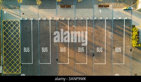 Blick aus der Vogelperspektive auf den Busparkplatz am Morgen, Púbol, Spanien. Stockfoto