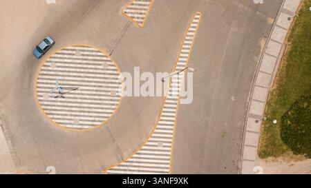 Luftaufnahme des Autos am Kreisverkehr, Provinz Buenos Aires, Argentinien. Stockfoto