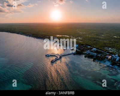 Blick aus der Vogelperspektive auf Mahahual Beach und Küste bei Sonnenuntergang, Quintana Roo, Mexiko. Stockfoto