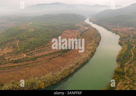 Luftaufnahme der Landschaft mit dem Fluss Ebro in der Landschaft von Terragona in der Nähe der Stadt Miravet, Spanien. Stockfoto