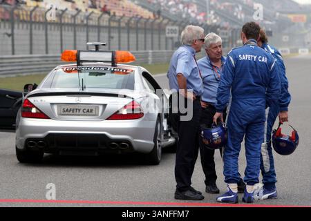 Charlie Whiting (GBR) FIA-Delegierter, Herbie Blash (GBR) FIA-Delegierter und der Safety Car-Fahrer im Gespräch...GP2 Asia Series, RD1 & RD2, Rennen 2, Shanghai International Circuit, Shanghai, China, 19. Oktober 2008. Stockfoto
