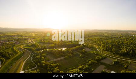 Panoramablick auf den malerischen Sonnenuntergang über dem grünen Wald, Zagreb, Kroatien. Stockfoto