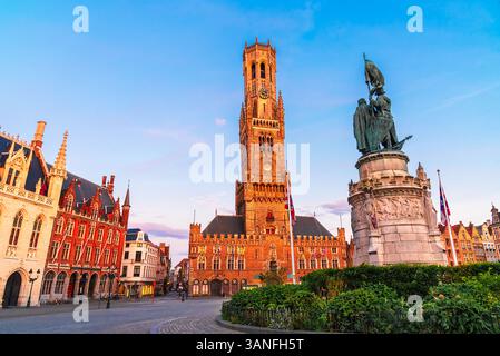 Brügge, Belgien: Glockenturm von Brügge oder Belfort Turm und mittelalterliche Gebäude in Grote Markt, Flandern, Reiseziel Europa Stockfoto