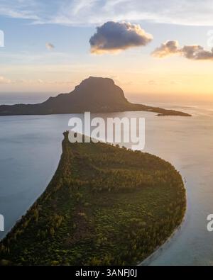 Blick aus der Vogelperspektive auf das tropische Paradies mit ruhigem Meer und Bergen, Le Morne Brabant, Mauritius. Stockfoto