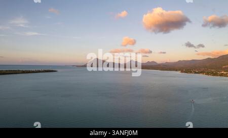 Aus der Vogelperspektive auf den ruhigen Sonnenuntergang über Le Morne Brabant, Riviere Noire, Mauritius. Stockfoto