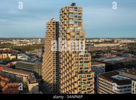 Stockholm, Schweden - 03. April 2025: Luftansicht auf moderne Wolkenkratzer und Stadtlandschaft mit Norra Tornen als Wahrzeichen, Vasastaden, Stockholm, Schweden. Stockfoto