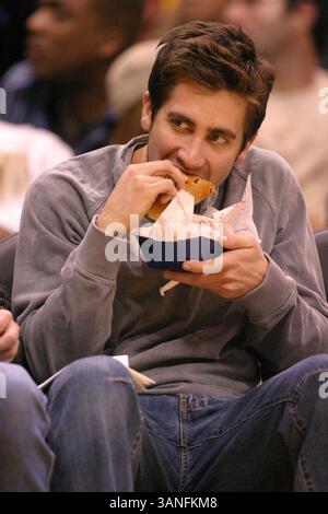 Februar 2006 – Los Angeles, Kalifornien, USA – JAKE GYLLENHAAL isst beim Basketballspiel der Los Angeles Lakers gegen die Memphis Grizzlies im Staples Center einen Snack am Courtside. (Bild: © Kevin Reece/ZUMA Press) Stockfoto