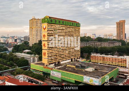 Blick aus der Vogelperspektive auf den People's Park Complex in Chinatown mit umliegenden Gebäuden und Grünanlagen am Tag in Singapur. Stockfoto