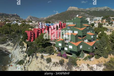 Panoramablick auf Calpe mit Bergen und modernem Gebäude La Muralla Roja, rote Wände. Calp, Provinz Alicante, Gemeinschaft Valencia, Spanien Stockfoto