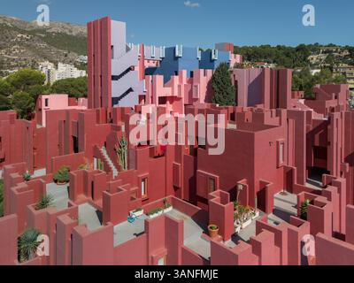 Luftaufnahme des geometrischen Gebäudebaus. Die rote Mauer, La Muralla Roja, Calpe, Spanien Stockfoto