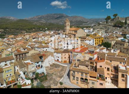 Blick aus der Vogelperspektive auf Polop de la Marina historische und malerische Stadtviertel in der Gemeinde Polop in der Provinz Alicante, Spanien. Stockfoto
