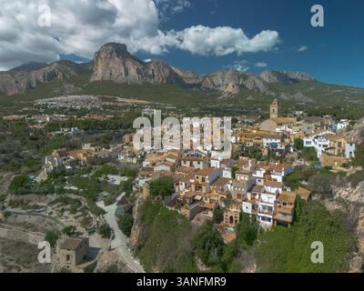 Blick aus der Vogelperspektive auf Polop de la Marina historische und malerische Stadtviertel in der Gemeinde Polop in der Provinz Alicante, Spanien. Stockfoto