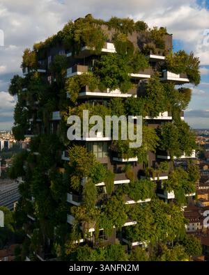 Aus der Vogelperspektive der beiden grünen Wohntürme Bosco Verticale in Mailand, Italien. Stockfoto