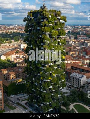 Aus der Vogelperspektive der beiden grünen Wohntürme Bosco Verticale in Mailand, Italien. Stockfoto