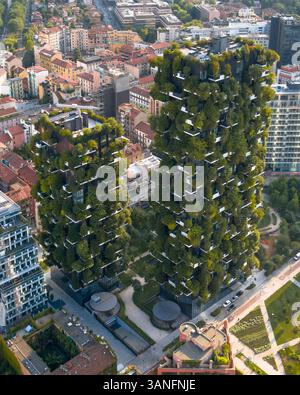 Aus der Vogelperspektive der beiden grünen Wohntürme Bosco Verticale in Mailand, Italien. Stockfoto