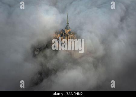 Blick aus der Vogelperspektive auf die historische Insel Mont Saint-Michel mit ihrer wunderschönen Architektur und Kathedrale, Le Mont-Saint-Michel, Frankreich. Stockfoto