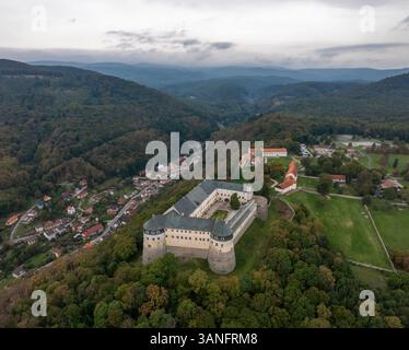 Blick aus der Vogelperspektive auf die Burg Cerveny Kamen, umgeben von üppigen Wäldern und Hügeln, Casta, Slowakei. Stockfoto