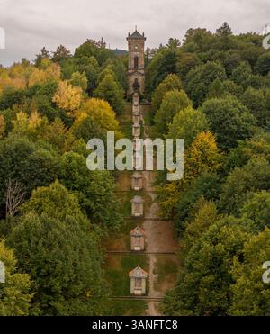 Blick aus der Vogelperspektive auf die wunderschöne Kapelle des Heiligen Kreuzes, umgeben von Herbstbäumen und Wäldern, Usti nad Labem, Tschechische Republik. Stockfoto