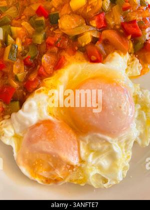 Zwei Spiegeleier mit Pisto. Spanien. Stockfoto