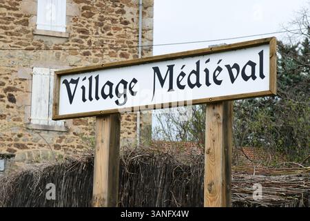 27. März 2025, Boulieu Les Annonay, Ardeche, Frankreich: Ein Zeichen für das mittelalterliche Dorf. Ein mittelalterliches Dorf in Frankreich bietet einen Einblick in das Leben vor Jahrhunderten, mit engen kopfsteingepflasterten Gassen, Steinhäusern und Fachwerkhäusern, die oft um eine zentrale Kirche oder Burg gruppiert sind. Diese Dörfer waren autarke Gemeinden, in denen die Menschen bewirtschafteten, auf Märkten gehandelt und im Rhythmus der Jahreszeiten lebten. Umgeben von Schutzmauern oder hoch auf Hügeln zur Verteidigung, haben viele ihren ursprünglichen Charme und ihre Architektur erhalten, was sie bei Geschichtsliebhabern und Touristen beliebt macht Stockfoto
