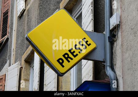 27. März 2025, Boulieu Les Annonay, Ardeche, Frankreich: Presselogo eines Kaufmanns im mittelalterlichen Dorf. Ein mittelalterliches Dorf in Frankreich bietet einen Einblick in das Leben vor Jahrhunderten, mit engen kopfsteingepflasterten Gassen, Steinhäusern und Fachwerkhäusern, die oft um eine zentrale Kirche oder Burg gruppiert sind. Diese Dörfer waren autarke Gemeinden, in denen die Menschen bewirtschafteten, auf Märkten gehandelt und im Rhythmus der Jahreszeiten lebten. Umgeben von Schutzmauern oder hoch auf Hügeln zur Verteidigung, haben viele ihren ursprünglichen Charme und ihre Architektur erhalten und sind daher bei Geschichtsliebhabern beliebt Stockfoto