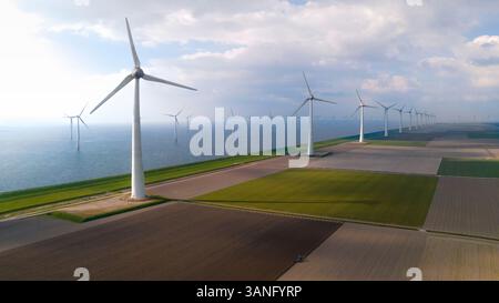Luftaufnahme eines Windparks mit Windturbinen und Ackerland in der Nähe von IJsselmeer, Dronten, Niederlande. Stockfoto