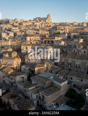 Blick aus der Vogelperspektive auf die traditionelle Stadt mit dem Dom von San Giorgio bei Sonnenaufgang, Modica, Italien. Stockfoto