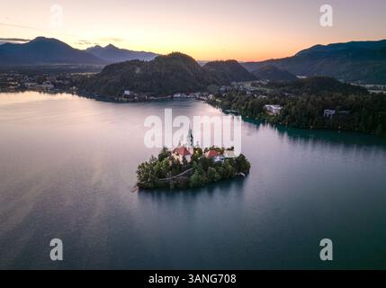 Drohnenansicht der Kirche auf einer kleinen Insel mitten im Bleder See, Slowenien. Stockfoto
