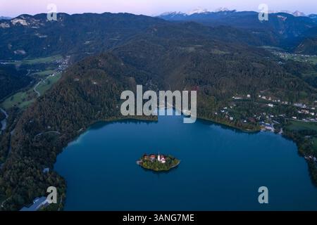 Drohnenansicht der Kirche auf einer kleinen Insel mitten im Bleder See, Slowenien. Stockfoto