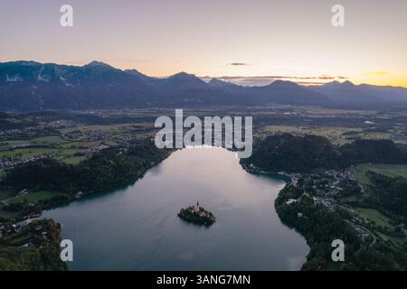 Drohnenansicht der Kirche auf einer kleinen Insel mitten im Bleder See, Slowenien. Stockfoto