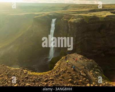 Luftaufnahme des Haifoss-Wasserfalls mit Menschen am Rand, Selfoss, Südregion, Island. Stockfoto