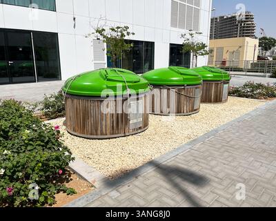 Reihe moderner umweltfreundlicher Abfallbehälter. Abfallbewirtschaftungssysteme für Recycling und ökologische Nachhaltigkeit. Stockfoto