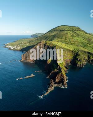 Aus der Vogelperspektive der felsigen Küstenklippe und des Ozeans auf der Insel Graciosa, Azoren, Portugal. Stockfoto