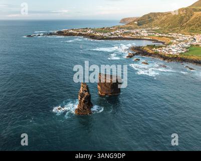 Aus der Vogelperspektive auf das malerische Mosteiros, die Insel Sao Miguel, die Azoren, Portugal. Stockfoto