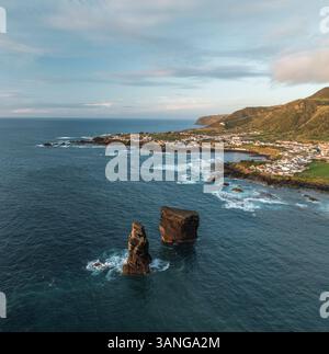 Aus der Vogelperspektive des Küstendorfes mit Felsformationen und Klippen in Mosteiros, Sao Miguel Island, Azoren, Portugal. Stockfoto